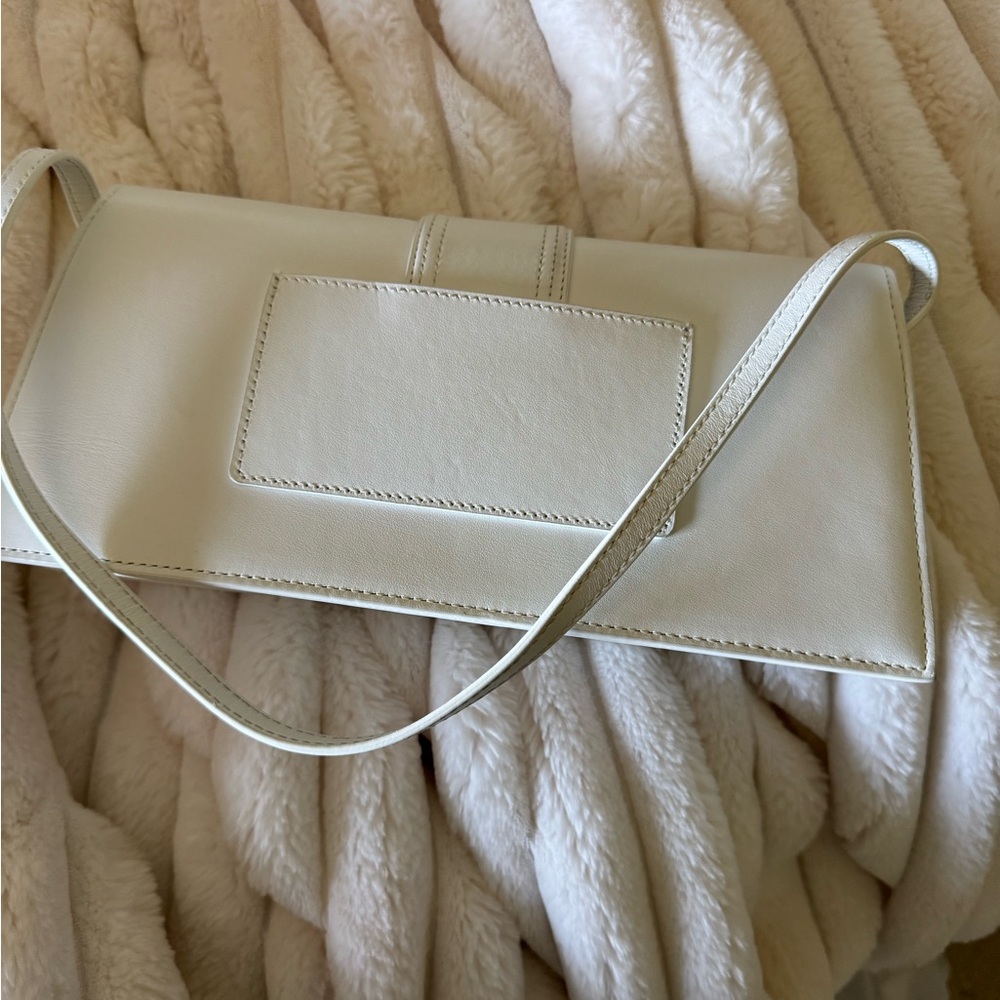 Jacquemus White Clutch with Structured Design and Gold Hardware - Picture 4 of 6